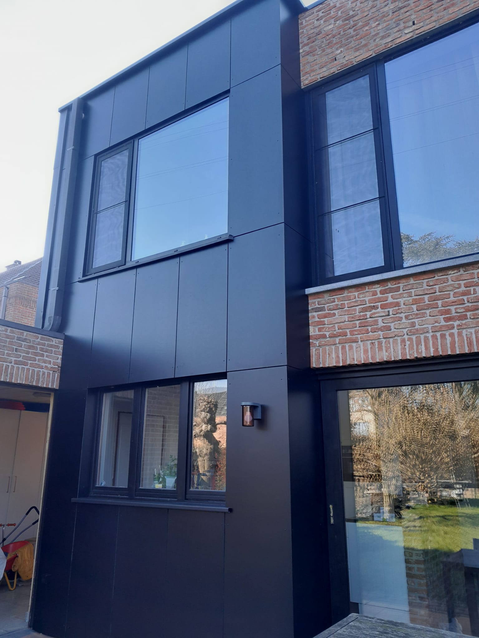 Gevelbekleding in donkere panelen